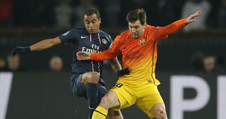 Fotbalista Barcelony Lionel Messi (vpravo) a Thiago Silva z Paris St. Germain