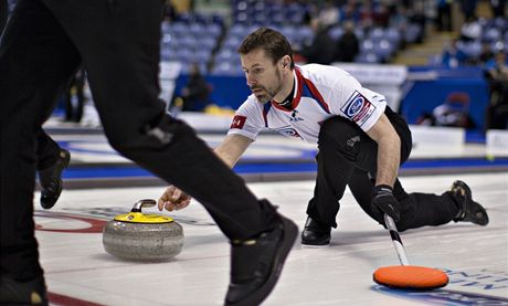 Jií Snítil ve he proti Rusku na mistrovství svta v curlingu.
