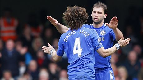 Chelsea. David Luiz a Ivanovi.