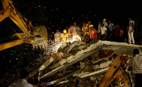 Nejmén 27 lidí zahynulo v troskách nelegáln stavné výkové budovy na pedmstí indické Bombaje.