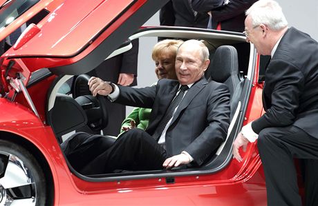 Vladimír Putin s Angelou Merkelovou na veletrhu v Hannoveru.