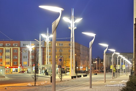 Moderní lampy veejného osvtlení na Riegrov námstí v Hradci Králové .