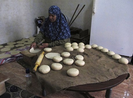 Málokdo by oekával, e si v palestinské Gaze dá pochoutku, jako je koením nadívaná olihe se salátem z opeeného melounu.