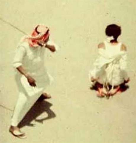 Rozsudek o ochrnutí spadá do kategorie muení, varuje Amnesty International. Na snímku z roku 1985 je zachycena poprava meem v Saúdské Arábii.  