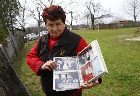 Sousedé ukazují fotografie obtí masakru ve Velika Ivana.