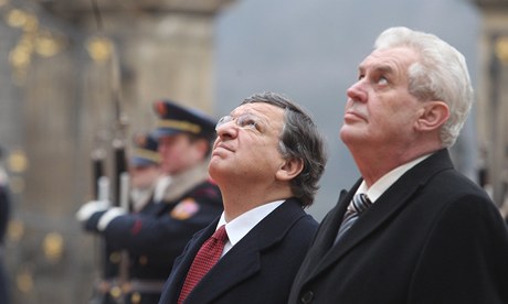 Milo Zeman a José Emanuel Barroso sledují vztyování vlajky Evropské unie na nádvoí Praského hradu.