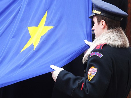 Vztyování vlajky EU.