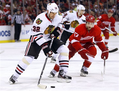 eský hokejista Chicaga Blackhawks Michal Rozsíval (vlevo) a Patrick Eaves z Detroitu Red Wings