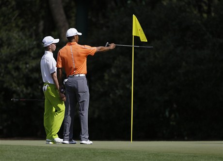 Čtrnáctiletý čínský golfista Kuan Tchien-lang a Američan Tiger Woods