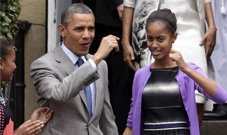 Obama s dcerami odchází z kostela.