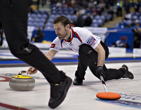 Jií Snítil ve he proti Rusku na mistrovství svta v curlingu.