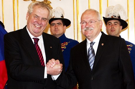 Prezident Milo� Zeman p�ijel na svou první zahrani�ní náv�t�vu na Slovensko, uvítal ho prezident Ga�parovi�.