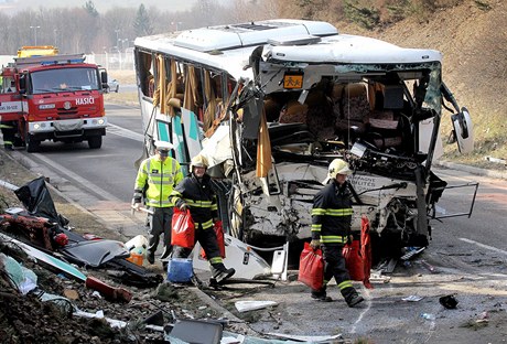 Francouzský autobus havaroval u sjezdu z dálnice D5 na Rokycany.