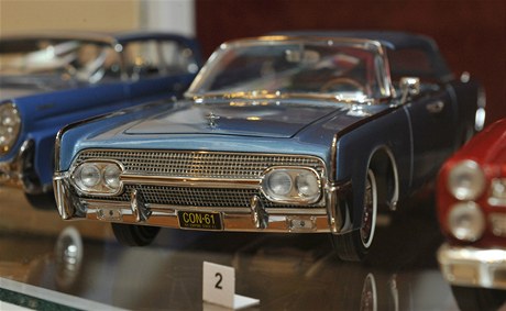 Na snímku je model Lincoln Continental Convertible z roku 1961. V oficiálním prezidentském speciálu této znaky byl pi atentátu v roce 1963 zastelen americký prezident John Fitzgerald Kennedy. 