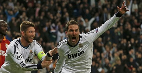 Higuaín (vpravo) z Realu Madrid slaví gól