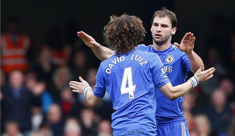 Chelsea. David Luiz a Ivanovi.