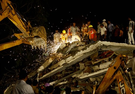Nejmén 27 lidí zahynulo v troskách nelegáln stavné výkové budovy na pedmstí indické Bombaje.