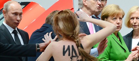 Vladimíra Putina v nmeckém Hannoveru napadly lenky Femen.