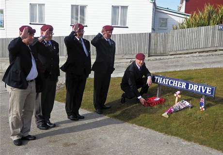 Skupina britských výsadkářů vzdává hold Margaret Thatcherové v Port Stanley na Falklandech.