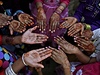 V Pákistánu si vící zdobí ruce hennou.