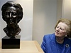 Margaret Thatcherová si prohlíí svou bustu v sídle britské konzervativní strany v Millbanku.