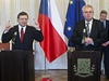 Zeman a Barroso vystoupili po podepsání smlouvy na briefingu.