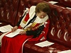 Baronka Thatcherová eká ve Snmovn lord na královnu Albtu a pipravuje si e. Snímek z roku 2002.