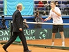 Kazaský tenista Andrej Golubjov (vpravo)