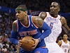 Basketbalista New Yorku Knicks Carmelo Anthony (vlevo) a Kendrick Perkins z Oklahomy City Thunder 