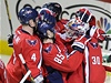 eský branká hokejist Washingtonu Capitals Michal Neuvirth (vpravo) se raduje se spoluhrái