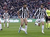 Fotbalista Juventusu Turín Mirko Vuinic slaví gól se staenými trenýrkami