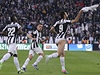 Fotbalista Juventusu Turín Mirko Vuinic slaví gól se staenými trenýrkami