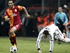 Fotbalista Galatasaraye Hamit Altintop (vlevo) a Cristiano Ronaldo z Realu Madrid