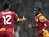 Fotbalisté Galatasaraye Didier Drogba (vlevo) a Emmanuel Eboué