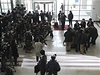Jihokorejtí zamstnanci továrny Kesong v obleení médií.