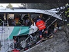 Na míst nehody francouzského autobusu u Rokycan zasahují záchranái.