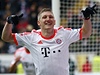 Bayern Mnichov slaví titul. Schweinsteiger.