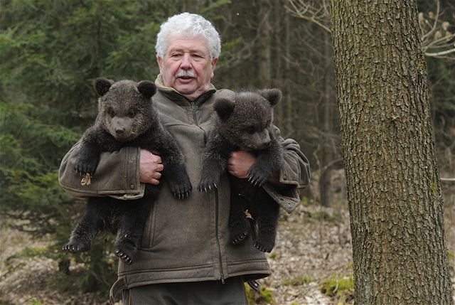 Autor zvířecích večerníčků Chaloupek má nová medvíďata, natočí další  příběhy | Zajímavosti | Lidovky.cz