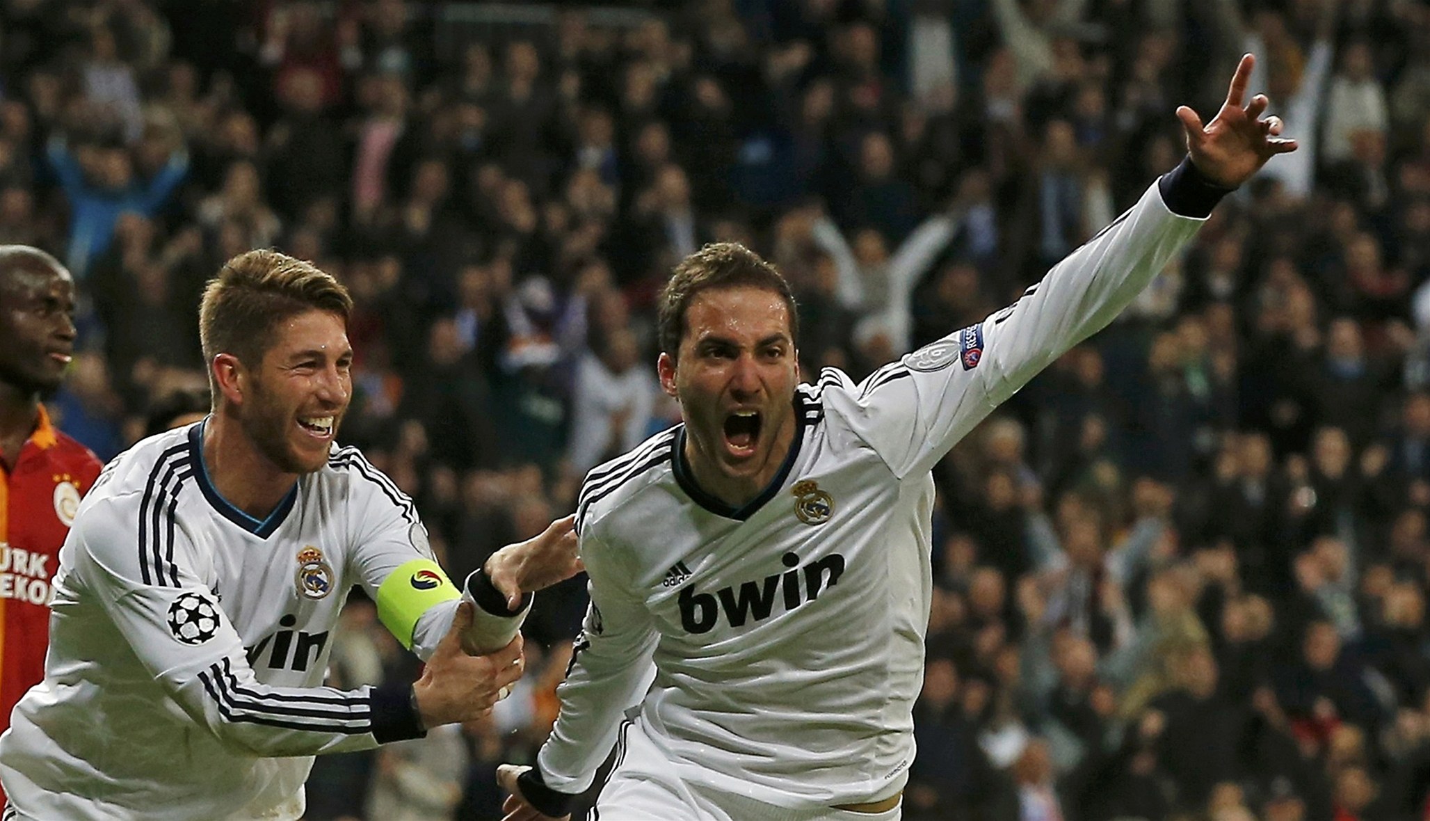Higuaín (vpravo) z Realu Madrid slaví gól