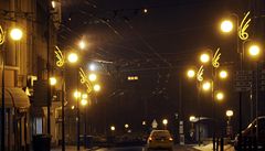 Osv�tlení v centru Teplic p�ed Kru�nohorským divadlem. 