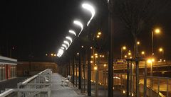 Osv�tlení v P�ístavní ulici u nádra�í v Ústí nad Labem. 