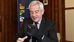 Heger si vyzkou�el simulátor parkinsona 