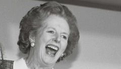 Margaret Thatcherová mává v roce 1987 ze schod v ústedí Konzervativní strany v Londýn.