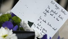 Kv�tiny se vzkazem p�ed domem Margaret Thatcherová.