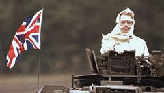 Margaret Thatcherová stojí na tanku p�i náv�t�ve britské armády ve Fallingbostelu v roce 1986.