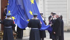 Na Hrad dv vlla i svastika, kritizuje Klausv institut vlajku EU