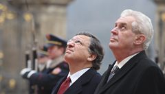 Milo Zeman a José Emanuel Barroso sledují vztyování vlajky Evropské unie na nádvoí Praského hradu.
