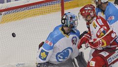 Slavia Praha - Plze�. Branká� Marek Mazanec z Plzn� (vlevo) , úto�ník Tomá� Hertl ze Slavie