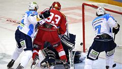 Slavia Praha - Plze�. Vojt�ch Mozík z Plzn�, úto�nik Tomá� Hertl ze Slavie (neprom�nil gólovou �anci) a Nicolas St. Pierre z Plzn�