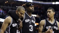 Basketbalisté San Antonia Spurs Stephen Jackson (uprosted), Tony Parker (vlevo) a Danny Green 